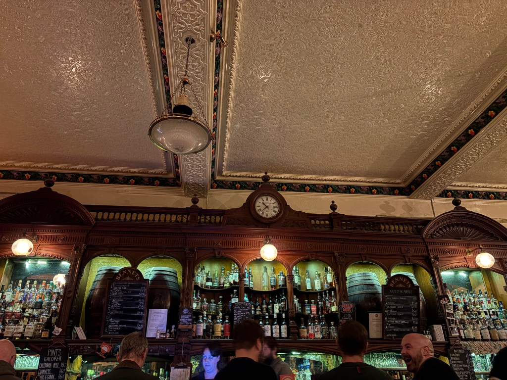 A different way to experience Edinburgh: through its pubs, its writers, and the stories in between. This literary pub crawl links nine historic spots across the city, each with its own connection to Scotland’s rich storytelling tradition. From Victorian haunts to places tied to Robert Burns and Ian Rankin, it’s an itinerary designed for those who’ve already seen the castle — and want something with a bit more character (and a good pint).